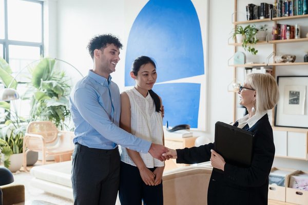 Les matériaux de plaques d'immatriculation : acrylate ou aluminium